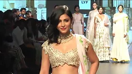 এক মহিলা ট্রিপল সেক্ ...